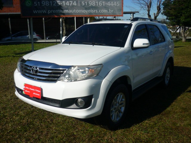 TOYOTA HILUX SW4 2.7 SR 4X2 16V FLEX 4P AUTOMÁTICO 2015/2015 PREMIUM AUTOMÓVEIS ARROIO DO MEIO / Carros no Vale