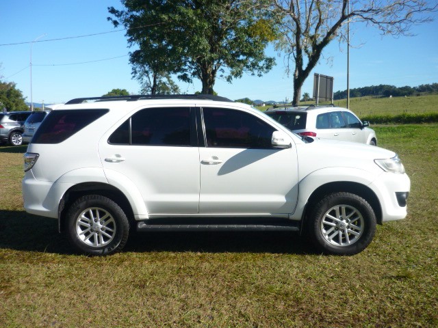 TOYOTA HILUX SW4 2.7 SR 4X2 16V FLEX 4P AUTOMÁTICO 2015/2015 PREMIUM AUTOMÓVEIS ARROIO DO MEIO / Carros no Vale