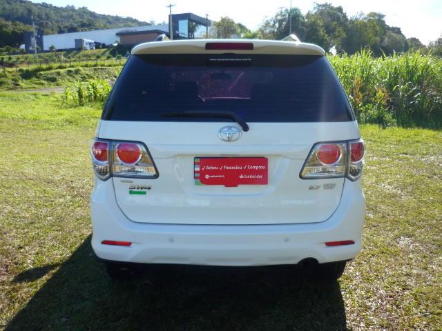 TOYOTA HILUX SW4 2.7 SR 4X2 16V FLEX 4P AUTOMÁTICO 2015/2015 PREMIUM AUTOMÓVEIS ARROIO DO MEIO / Carros no Vale