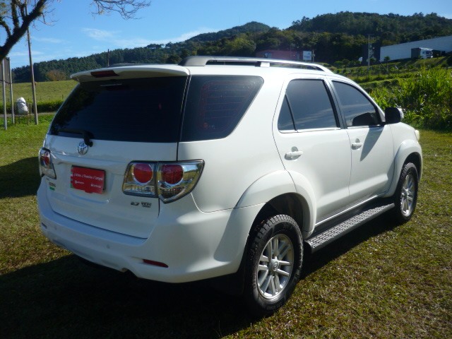 TOYOTA HILUX SW4 2.7 SR 4X2 16V FLEX 4P AUTOMÁTICO 2015/2015 PREMIUM AUTOMÓVEIS ARROIO DO MEIO / Carros no Vale