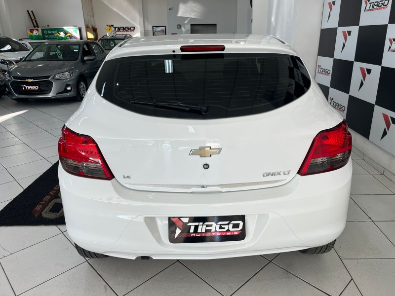 CHEVROLET ONIX HATCH LT 1.4 8V FLEXPOWER 5P MEC. 2015/2015 TIAGO AUTOMÓVEIS VENÂNCIO AIRES / Carros no Vale