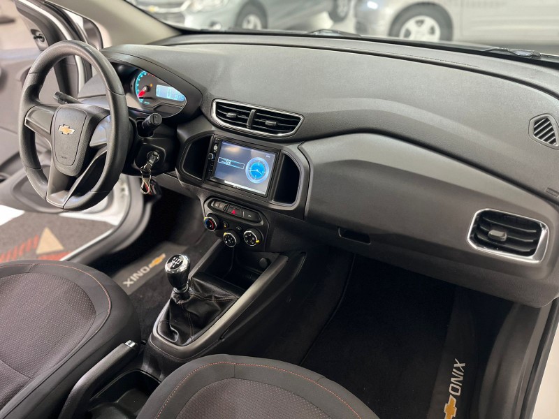 CHEVROLET ONIX HATCH LT 1.4 8V FLEXPOWER 5P MEC. 2015/2015 TIAGO AUTOMÓVEIS VENÂNCIO AIRES / Carros no Vale