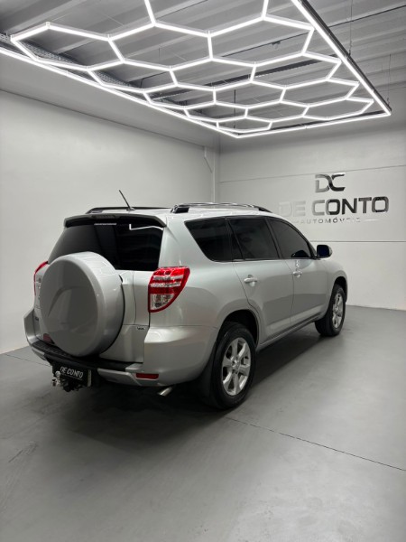 TOYOTA RAV4 2.4 4X2 16V /2011 DE CONTO AUTOMÓVEIS SARANDI / Carros no Vale TOYOTA RAV4 2.4 4X2 16V /2011 DE CONTO AUTOMÓVEIS SARANDI / Carros no Vale
