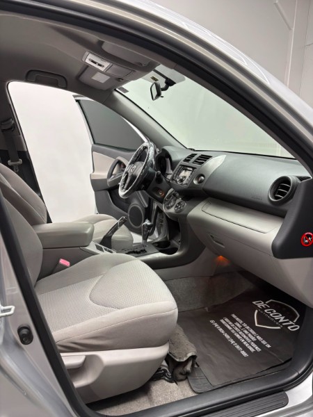 TOYOTA RAV4 2.4 4X2 16V /2011 DE CONTO AUTOMÓVEIS SARANDI / Carros no Vale TOYOTA RAV4 2.4 4X2 16V /2011 DE CONTO AUTOMÓVEIS SARANDI / Carros no Vale