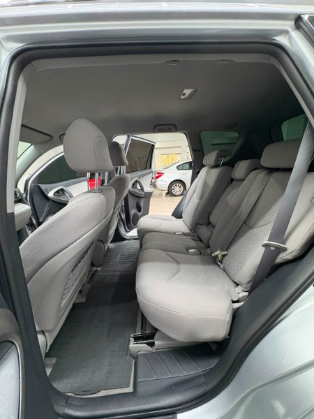 TOYOTA RAV4 2.4 4X2 16V /2011 DE CONTO AUTOMÓVEIS SARANDI / Carros no Vale TOYOTA RAV4 2.4 4X2 16V /2011 DE CONTO AUTOMÓVEIS SARANDI / Carros no Vale