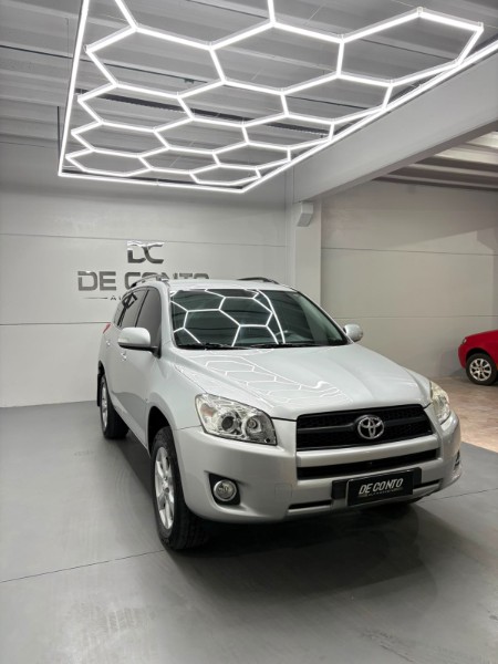 TOYOTA RAV4 2.4 4X2 16V /2011 DE CONTO AUTOMÓVEIS SARANDI / Carros no Vale TOYOTA RAV4 2.4 4X2 16V /2011 DE CONTO AUTOMÓVEIS SARANDI / Carros no Vale