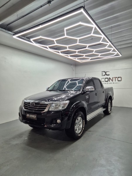TOYOTA HILUX 2.7 SR 4X2 CD 16V FLEX 4P AUTOMÁTICO /2015 DE CONTO AUTOMÓVEIS SARANDI / Carros no Vale TOYOTA HILUX 2.7 SR 4X2 CD 16V FLEX 4P AUTOMÁTICO /2015 DE CONTO AUTOMÓVEIS SARANDI / Carros no Vale