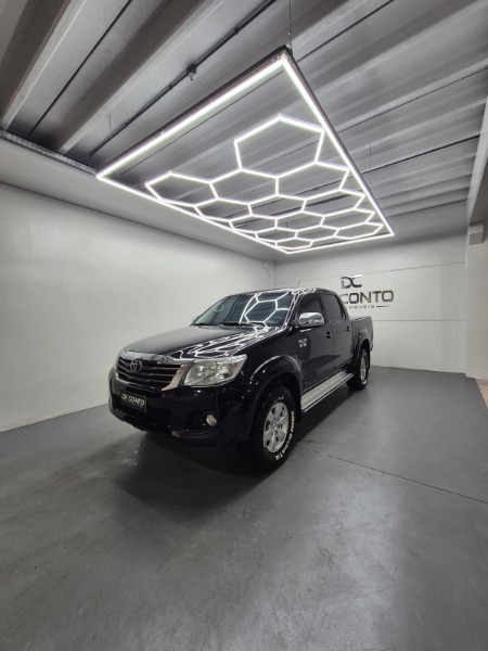 TOYOTA HILUX 2.7 SR 4X2 CD 16V FLEX 4P AUTOMÁTICO /2015 DE CONTO AUTOMÓVEIS SARANDI / Carros no Vale TOYOTA HILUX 2.7 SR 4X2 CD 16V FLEX 4P AUTOMÁTICO /2015 DE CONTO AUTOMÓVEIS SARANDI / Carros no Vale
