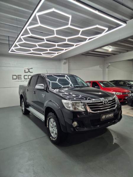 TOYOTA HILUX 2.7 SR 4X2 CD 16V FLEX 4P AUTOMÁTICO /2015 DE CONTO AUTOMÓVEIS SARANDI / Carros no Vale TOYOTA HILUX 2.7 SR 4X2 CD 16V FLEX 4P AUTOMÁTICO /2015 DE CONTO AUTOMÓVEIS SARANDI / Carros no Vale
