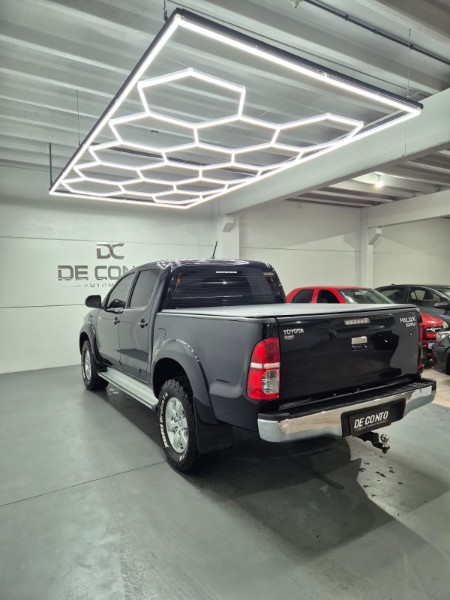 TOYOTA HILUX 2.7 SR 4X2 CD 16V FLEX 4P AUTOMÁTICO /2015 DE CONTO AUTOMÓVEIS SARANDI / Carros no Vale TOYOTA HILUX 2.7 SR 4X2 CD 16V FLEX 4P AUTOMÁTICO /2015 DE CONTO AUTOMÓVEIS SARANDI / Carros no Vale