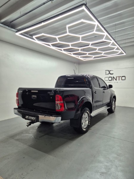 TOYOTA HILUX 2.7 SR 4X2 CD 16V FLEX 4P AUTOMÁTICO /2015 DE CONTO AUTOMÓVEIS SARANDI / Carros no Vale TOYOTA HILUX 2.7 SR 4X2 CD 16V FLEX 4P AUTOMÁTICO /2015 DE CONTO AUTOMÓVEIS SARANDI / Carros no Vale