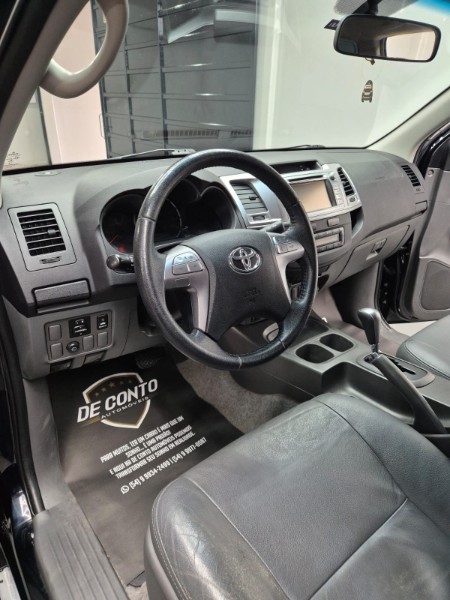 TOYOTA HILUX 2.7 SR 4X2 CD 16V FLEX 4P AUTOMÁTICO /2015 DE CONTO AUTOMÓVEIS SARANDI / Carros no Vale TOYOTA HILUX 2.7 SR 4X2 CD 16V FLEX 4P AUTOMÁTICO /2015 DE CONTO AUTOMÓVEIS SARANDI / Carros no Vale