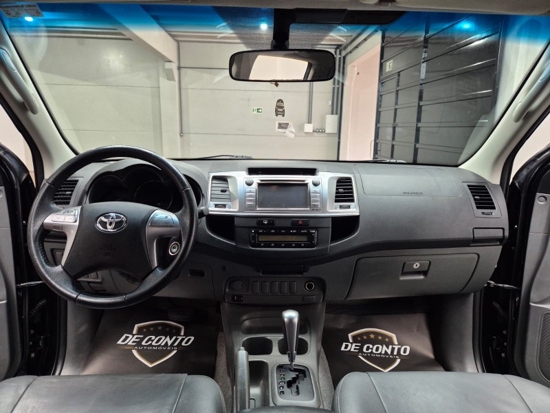 TOYOTA HILUX 2.7 SR 4X2 CD 16V FLEX 4P AUTOMÁTICO /2015 DE CONTO AUTOMÓVEIS SARANDI / Carros no Vale TOYOTA HILUX 2.7 SR 4X2 CD 16V FLEX 4P AUTOMÁTICO /2015 DE CONTO AUTOMÓVEIS SARANDI / Carros no Vale