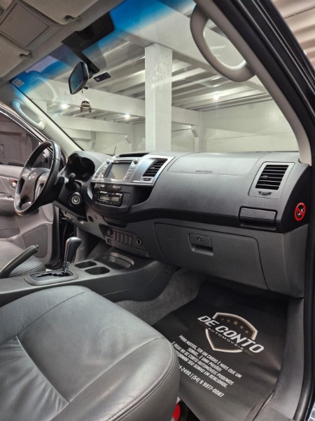 TOYOTA HILUX 2.7 SR 4X2 CD 16V FLEX 4P AUTOMÁTICO /2015 DE CONTO AUTOMÓVEIS SARANDI / Carros no Vale TOYOTA HILUX 2.7 SR 4X2 CD 16V FLEX 4P AUTOMÁTICO /2015 DE CONTO AUTOMÓVEIS SARANDI / Carros no Vale