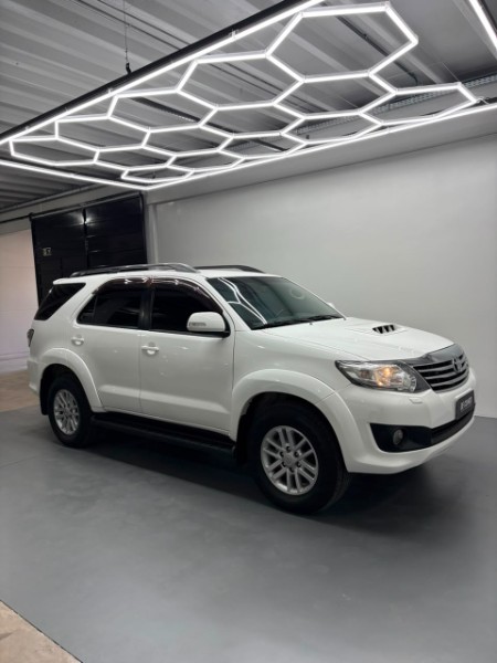 TOYOTA HILUX SW4 3.0 SRV 4X4 7 LUGARES 16V TURBO INTERCOOLER DIESEL 4P AUT /2014 DE CONTO AUTOMÓVEIS SARANDI / Carros no Vale TOYOTA HILUX SW4 3.0 SRV 4X4 7 LUGARES 16V TURBO INTERCOOLER DIESEL 4P AUT /2014 DE CONTO AUTOMÓVEIS SARANDI / Carros no Vale