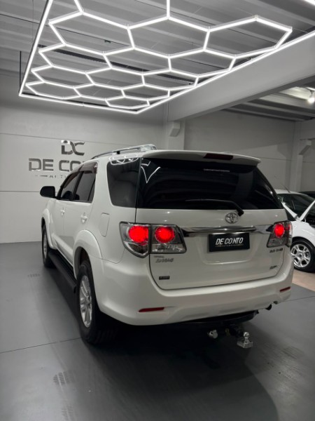 TOYOTA HILUX SW4 3.0 SRV 4X4 7 LUGARES 16V TURBO INTERCOOLER DIESEL 4P AUT /2014 DE CONTO AUTOMÓVEIS SARANDI / Carros no Vale TOYOTA HILUX SW4 3.0 SRV 4X4 7 LUGARES 16V TURBO INTERCOOLER DIESEL 4P AUT /2014 DE CONTO AUTOMÓVEIS SARANDI / Carros no Vale