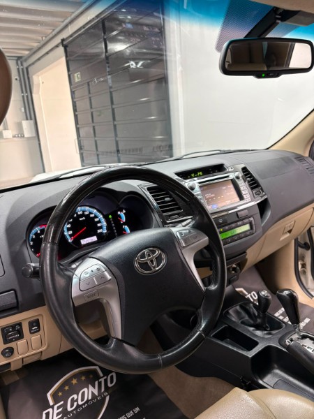 TOYOTA HILUX SW4 3.0 SRV 4X4 7 LUGARES 16V TURBO INTERCOOLER DIESEL 4P AUT /2014 DE CONTO AUTOMÓVEIS SARANDI / Carros no Vale TOYOTA HILUX SW4 3.0 SRV 4X4 7 LUGARES 16V TURBO INTERCOOLER DIESEL 4P AUT /2014 DE CONTO AUTOMÓVEIS SARANDI / Carros no Vale