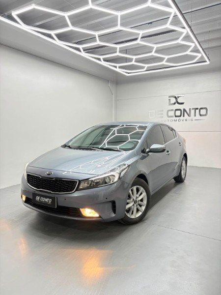 KIA CERATO 1.6 16V FLEX AUT. /2018 DE CONTO AUTOMÓVEIS SARANDI / Carros no Vale