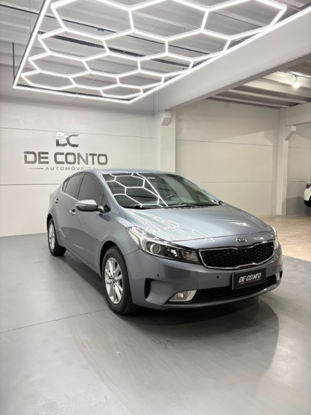 KIA CERATO 1.6 16V FLEX AUT. /2018 DE CONTO AUTOMÓVEIS SARANDI / Carros no Vale