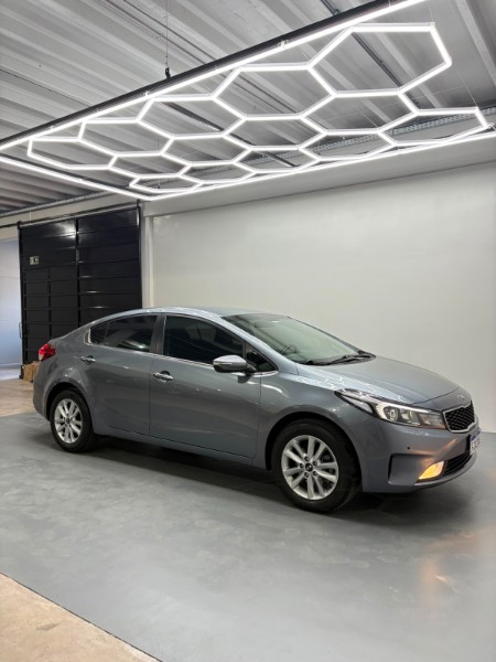 KIA CERATO 1.6 16V FLEX AUT. /2018 DE CONTO AUTOMÓVEIS SARANDI / Carros no Vale