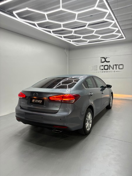 KIA CERATO 1.6 16V FLEX AUT. /2018 DE CONTO AUTOMÓVEIS SARANDI / Carros no Vale