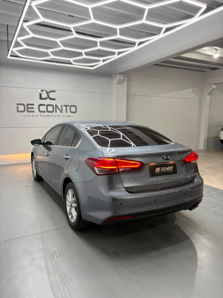 KIA CERATO 1.6 16V FLEX AUT. /2018 DE CONTO AUTOMÓVEIS SARANDI / Carros no Vale