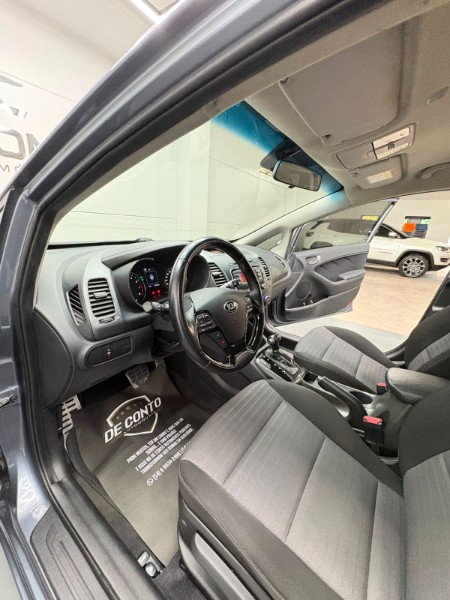 KIA CERATO 1.6 16V FLEX AUT. /2018 DE CONTO AUTOMÓVEIS SARANDI / Carros no Vale
