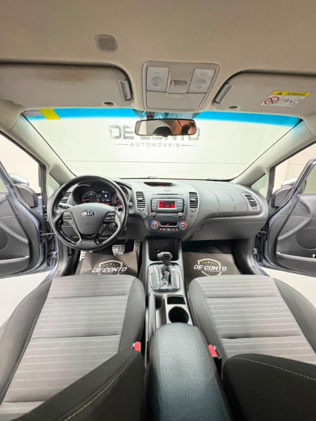 KIA CERATO 1.6 16V FLEX AUT. /2018 DE CONTO AUTOMÓVEIS SARANDI / Carros no Vale