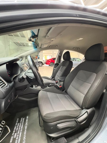 KIA CERATO 1.6 16V FLEX AUT. /2018 DE CONTO AUTOMÓVEIS SARANDI / Carros no Vale