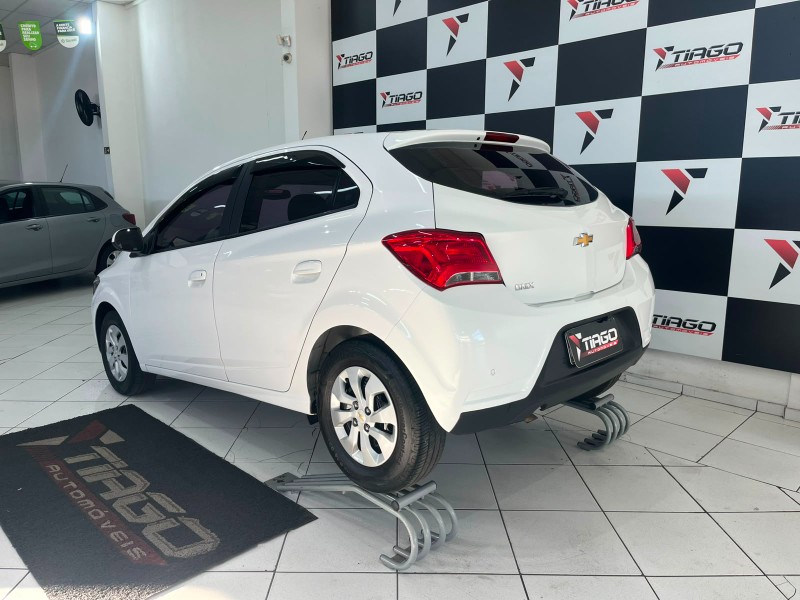 CHEVROLET ONIX 1.0 LT 2018/2018 TIAGO AUTOMÓVEIS VENÂNCIO AIRES / Carros no Vale