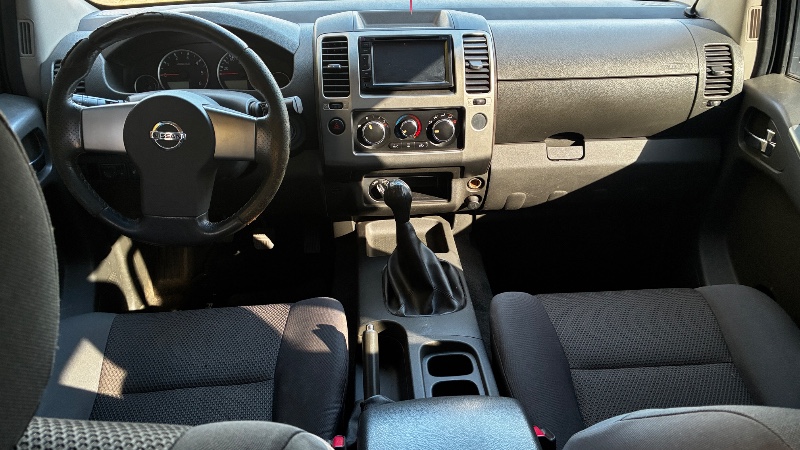 NISSAN FRONTIER 2.5 S 4X4 CD TURBO ELETRONIC DIESEL 4P MANUAL 2013/2014 COMPLETO VEÍCULOS GUAPORÉ / Carros no Vale