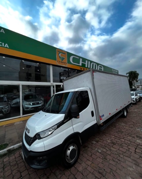 IVECO DAILY /2022 CHIMA VEÍCULOS VENÂNCIO AIRES / Carros no Vale