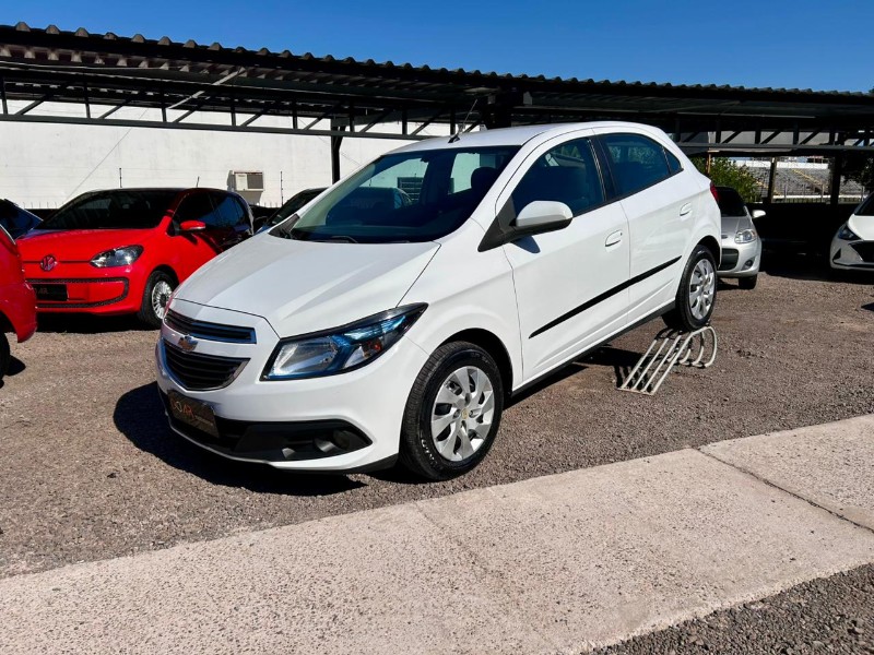CHEVROLET ONIX 1.0 LT /2015 AR MULTIMARCAS VENÂNCIO AIRES / Carros no Vale
