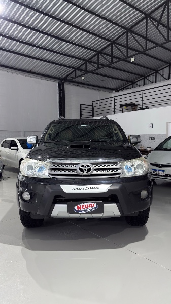 TOYOTA HILUX 3.0 SRV 4X4 CD 7 LUGARES 16V TURBO INTERCOOLER 2010/2010 NEURI VEÍCULOS LAJEADO / Carros no Vale