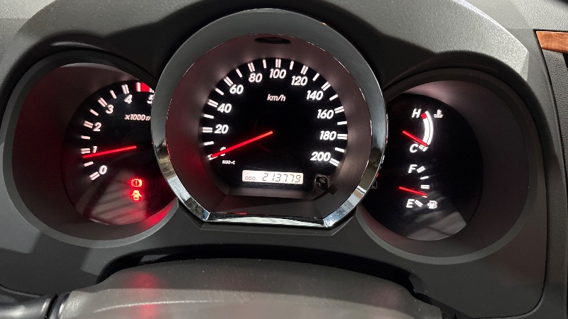 TOYOTA HILUX 3.0 SRV 4X4 CD 7 LUGARES 16V TURBO INTERCOOLER 2010/2010 NEURI VEÍCULOS LAJEADO / Carros no Vale