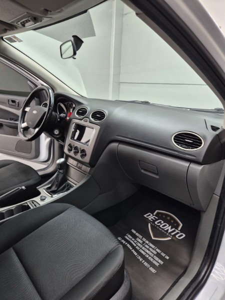 FORD FOCUS 1.6 SE PLUS 16V FLEX 4P MANUAL /2013 DE CONTO AUTOMÓVEIS SARANDI / Carros no Vale