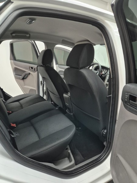 FORD FOCUS 1.6 SE PLUS 16V FLEX 4P MANUAL /2013 DE CONTO AUTOMÓVEIS SARANDI / Carros no Vale