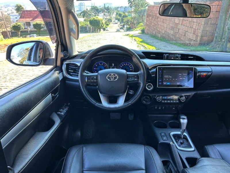 TOYOTA HILUX CD SRX 4X4 2.8 TDI 16V DIESEL AUT. 2017/2017 LS MULTIMARCAS VENÂNCIO AIRES / Carros no Vale TOYOTA HILUX CD SRX 4X4 2.8 TDI 16V DIESEL AUT. 2017/2017 LS MULTIMARCAS VENÂNCIO AIRES / Carros no Vale