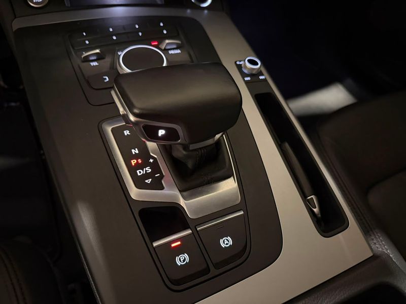 Audi Q5 2.0 Tfsi 2019/2020 SIM VEÍCULOS PORTO ALEGRE / Carros no Vale Audi Q5 2.0 Tfsi 2019/2020 SIM VEÍCULOS PORTO ALEGRE / Carros no Vale