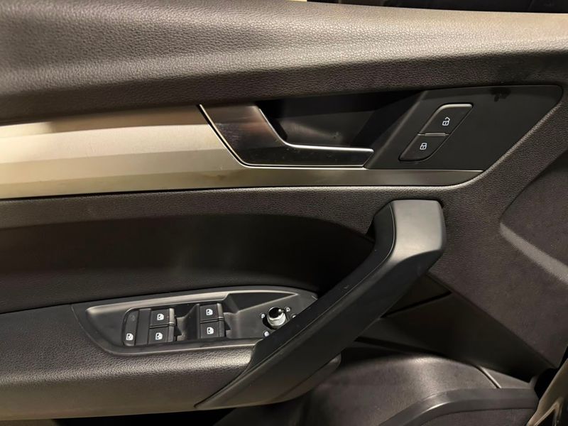 Audi Q5 2.0 Tfsi 2019/2020 SIM VEÍCULOS PORTO ALEGRE / Carros no Vale Audi Q5 2.0 Tfsi 2019/2020 SIM VEÍCULOS PORTO ALEGRE / Carros no Vale