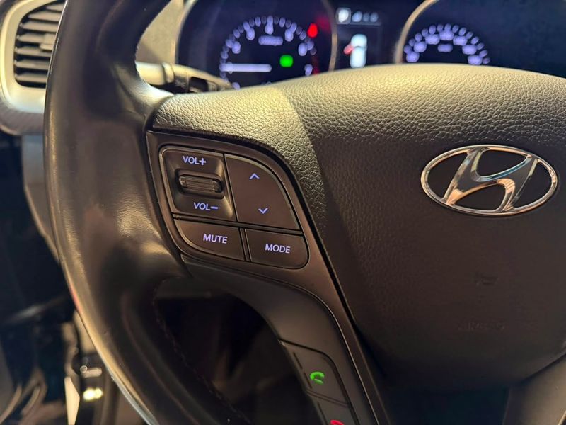 Hyundai Santa Fe V6 3.3 7 Lugares 2017/2018 SIM VEÍCULOS PORTO ALEGRE / Carros no Vale Hyundai Santa Fe V6 3.3 7 Lugares 2017/2018 SIM VEÍCULOS PORTO ALEGRE / Carros no Vale