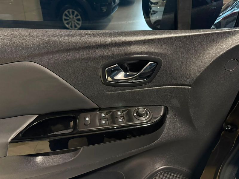 Renault Captur Intense 2.0 16v 2017/2018 SIM VEÍCULOS PORTO ALEGRE / Carros no Vale