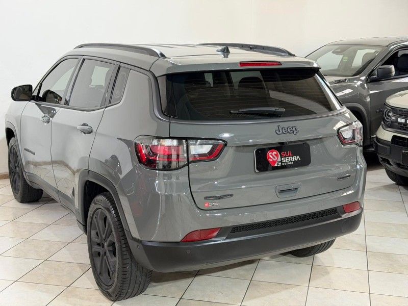 JEEP COMPASS 1.3 NIGHT EAGLE LONGITUDE 2024/2025 SUL SERRA MOTORS CAXIAS DO SUL / Carros no Vale