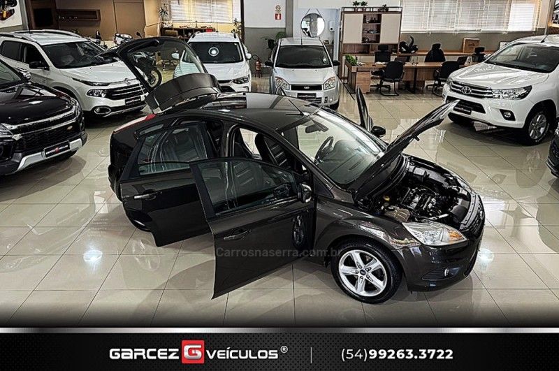 FORD FOCUS 2.0 GLX 16V 2012/2013 GARCEZ VEÍCULOS BENTO GONÇALVES / Carros no Vale