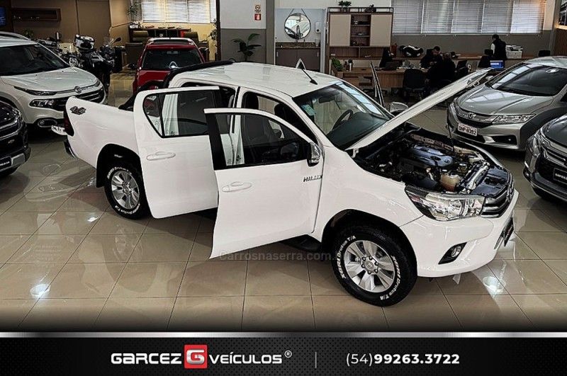 TOYOTA HILUX 2.8 SRV 4X4 CD 16V 2016/2017 GARCEZ VEÍCULOS BENTO GONÇALVES / Carros no Vale TOYOTA HILUX 2.8 SRV 4X4 CD 16V 2016/2017 GARCEZ VEÍCULOS BENTO GONÇALVES / Carros no Vale