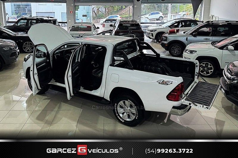 TOYOTA HILUX 2.8 SRV 4X4 CD 16V 2016/2017 GARCEZ VEÍCULOS BENTO GONÇALVES / Carros no Vale TOYOTA HILUX 2.8 SRV 4X4 CD 16V 2016/2017 GARCEZ VEÍCULOS BENTO GONÇALVES / Carros no Vale