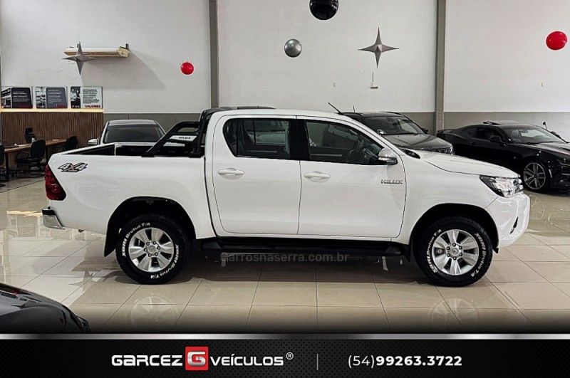 TOYOTA HILUX 2.8 SRV 4X4 CD 16V 2016/2017 GARCEZ VEÍCULOS BENTO GONÇALVES / Carros no Vale TOYOTA HILUX 2.8 SRV 4X4 CD 16V 2016/2017 GARCEZ VEÍCULOS BENTO GONÇALVES / Carros no Vale