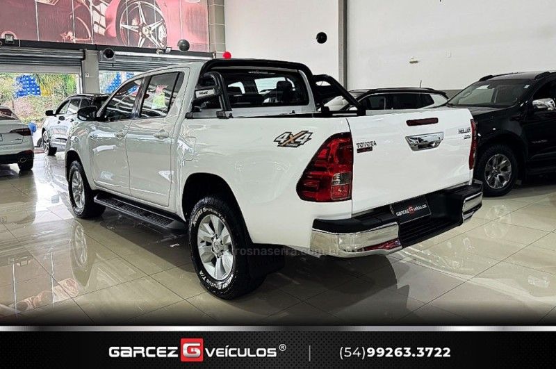 TOYOTA HILUX 2.8 SRV 4X4 CD 16V 2016/2017 GARCEZ VEÍCULOS BENTO GONÇALVES / Carros no Vale TOYOTA HILUX 2.8 SRV 4X4 CD 16V 2016/2017 GARCEZ VEÍCULOS BENTO GONÇALVES / Carros no Vale