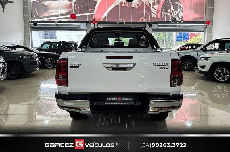 TOYOTA HILUX 2.8 SRV 4X4 CD 16V 2016/2017 GARCEZ VEÍCULOS BENTO GONÇALVES / Carros no Vale TOYOTA HILUX 2.8 SRV 4X4 CD 16V 2016/2017 GARCEZ VEÍCULOS BENTO GONÇALVES / Carros no Vale