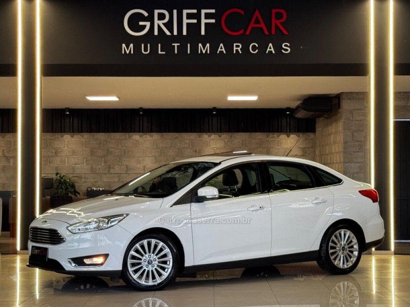 FORD FOCUS 2.0 TITANIUM PLUS FASTBACK 16V 2016/2017 GRIFFCAR MULTIMARCAS DOIS IRMÃOS / Carros no Vale FORD FOCUS 2.0 TITANIUM PLUS FASTBACK 16V 2016/2017 GRIFFCAR MULTIMARCAS DOIS IRMÃOS / Carros no Vale